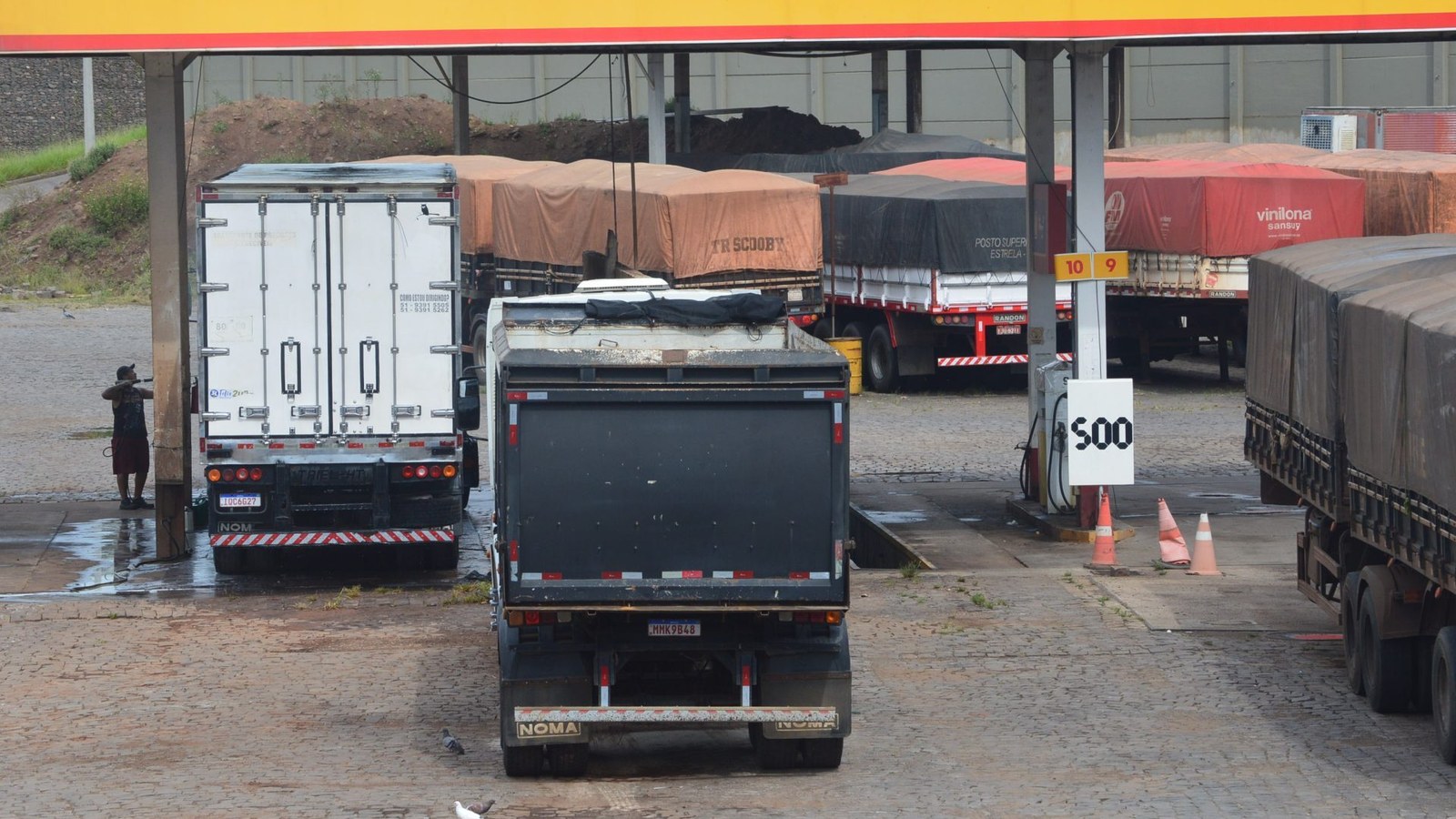 Caminhão de carga sendo abastecido com diesel em posto de combustível no Sul do RS.