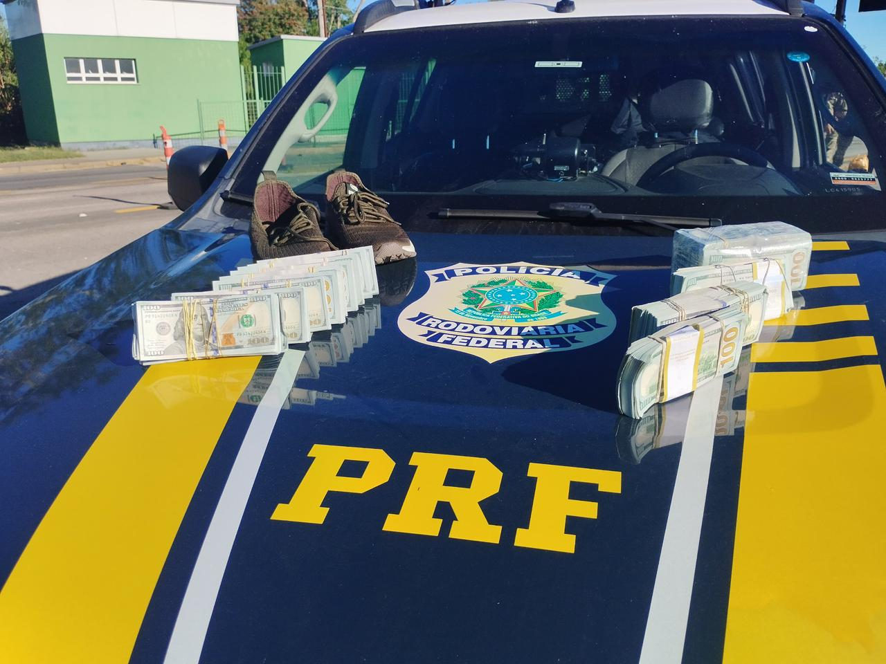 Dólares na cueca e drogas: veja o balanço da grande operação da PRF no RS