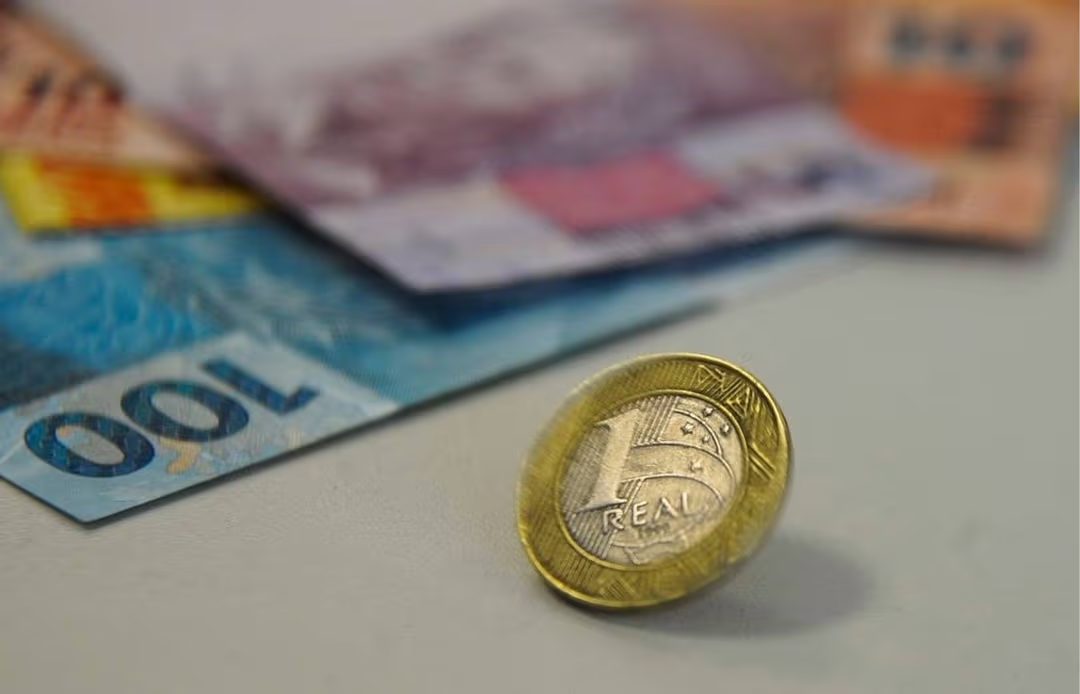 Economia brasileira deve crescer menos em 2026: CNI reduz previsão do PIB