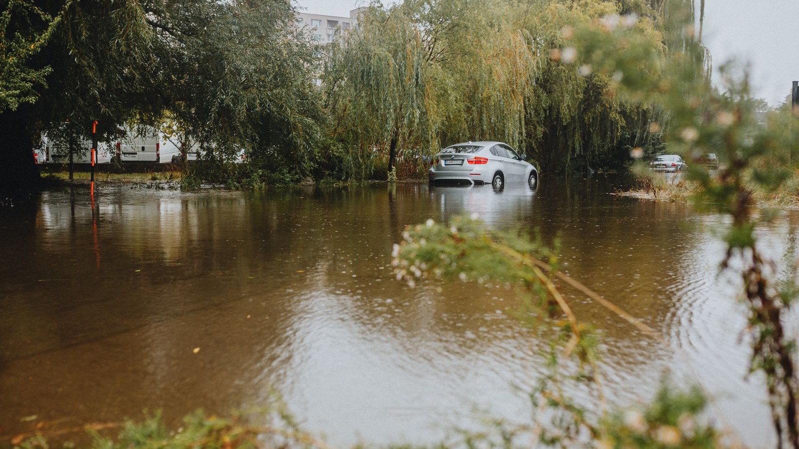Chuva intensa alaga ruas em grandes cidades brasileiras em meio ao avanço atípico do El Niño nesta primavera.
