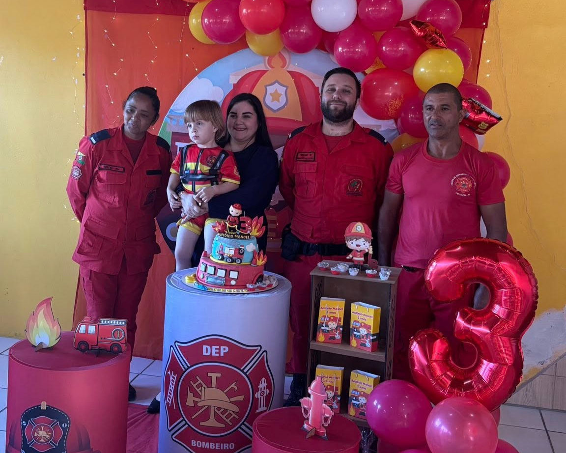 Emocionante: Bombeiros Voluntários levam viatura e equipamentos para comemorar aniversário do pequeno Antônio Manoel em Tapes