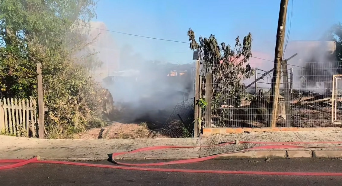 Entenda o que se sabe sobre o grave incêndio que destruiu duas casas em Cristal