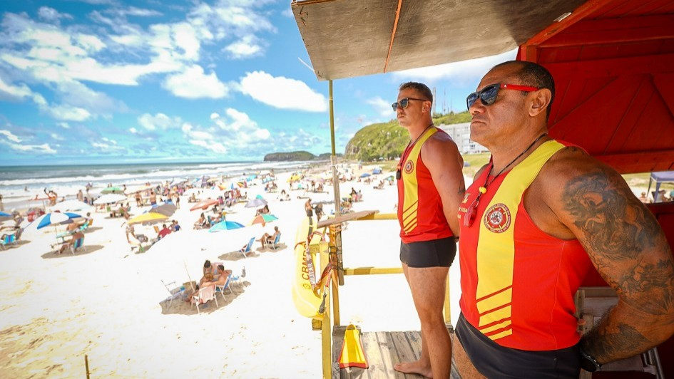 Entenda por que as guaritas de praia agora também protegem as mulheres