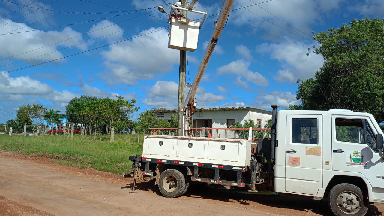 Equipe de iluminação pública realiza reparos e troca de luminárias na região da Divisa