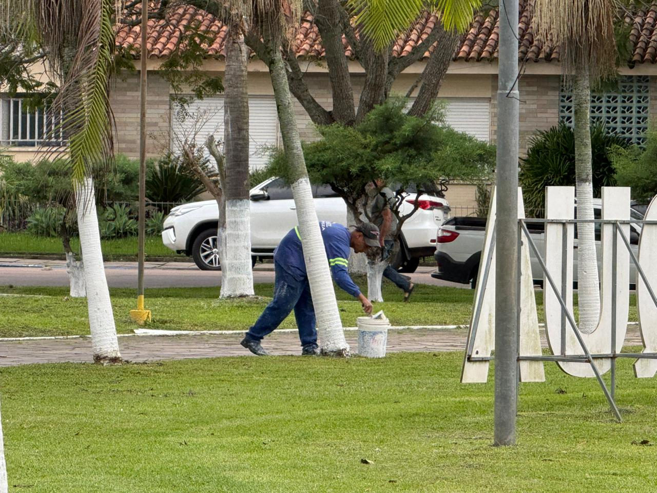 Equipes de infraestrutura intensificam limpeza e manutenção em praças e avenidas de Camaquã