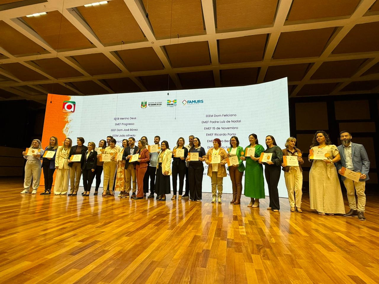 Escolas João Beckel e 15 de Novembro recebem prêmio AlfabetizaTchê por excelência no RS