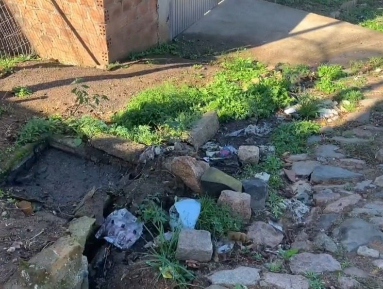 Esgoto a céu aberto no bairro Santa Marta