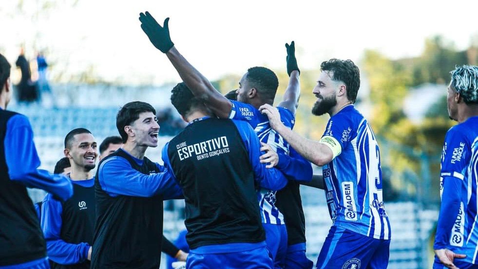 Jogadores do Esportivo disputam bola de cabeça em partida no Montanha dos Vinhedos