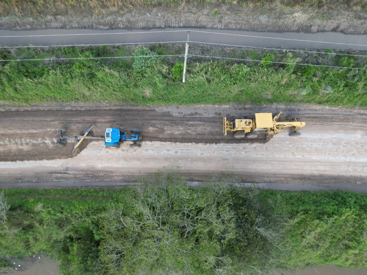 Estrada do Banhado recebe patrolamento após chuvas em Camaquã