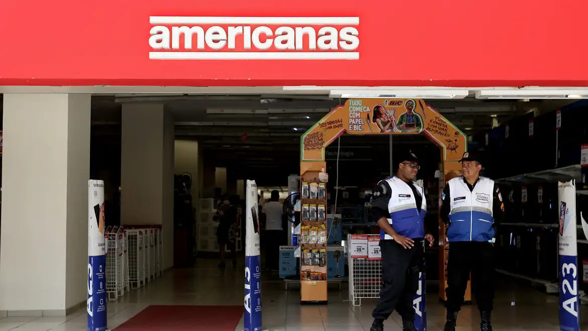 Ex-diretora das Americanas entrega passaporte ao retornar ao Brasil