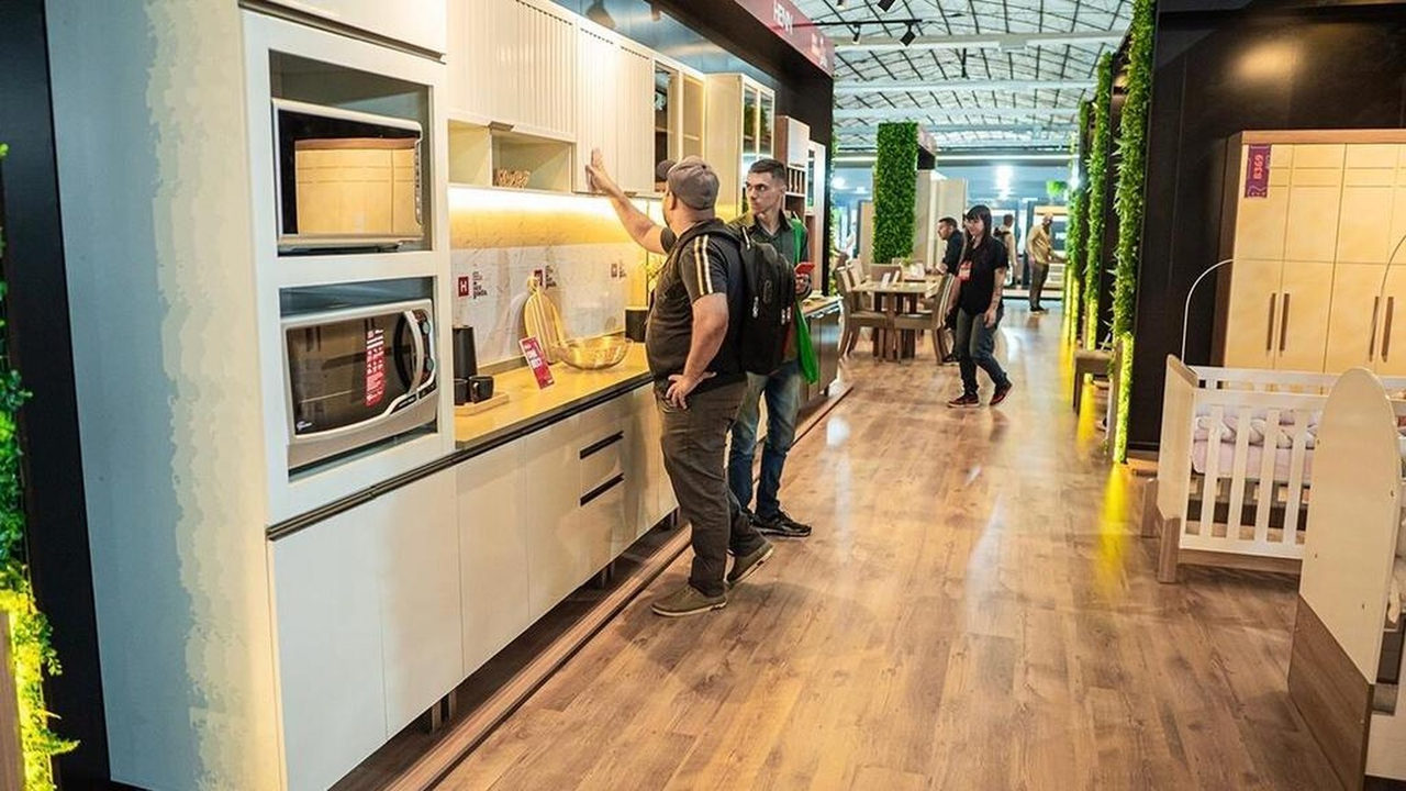Pavilhão de exposição de móveis e decoração durante feira em Bento Gonçalves