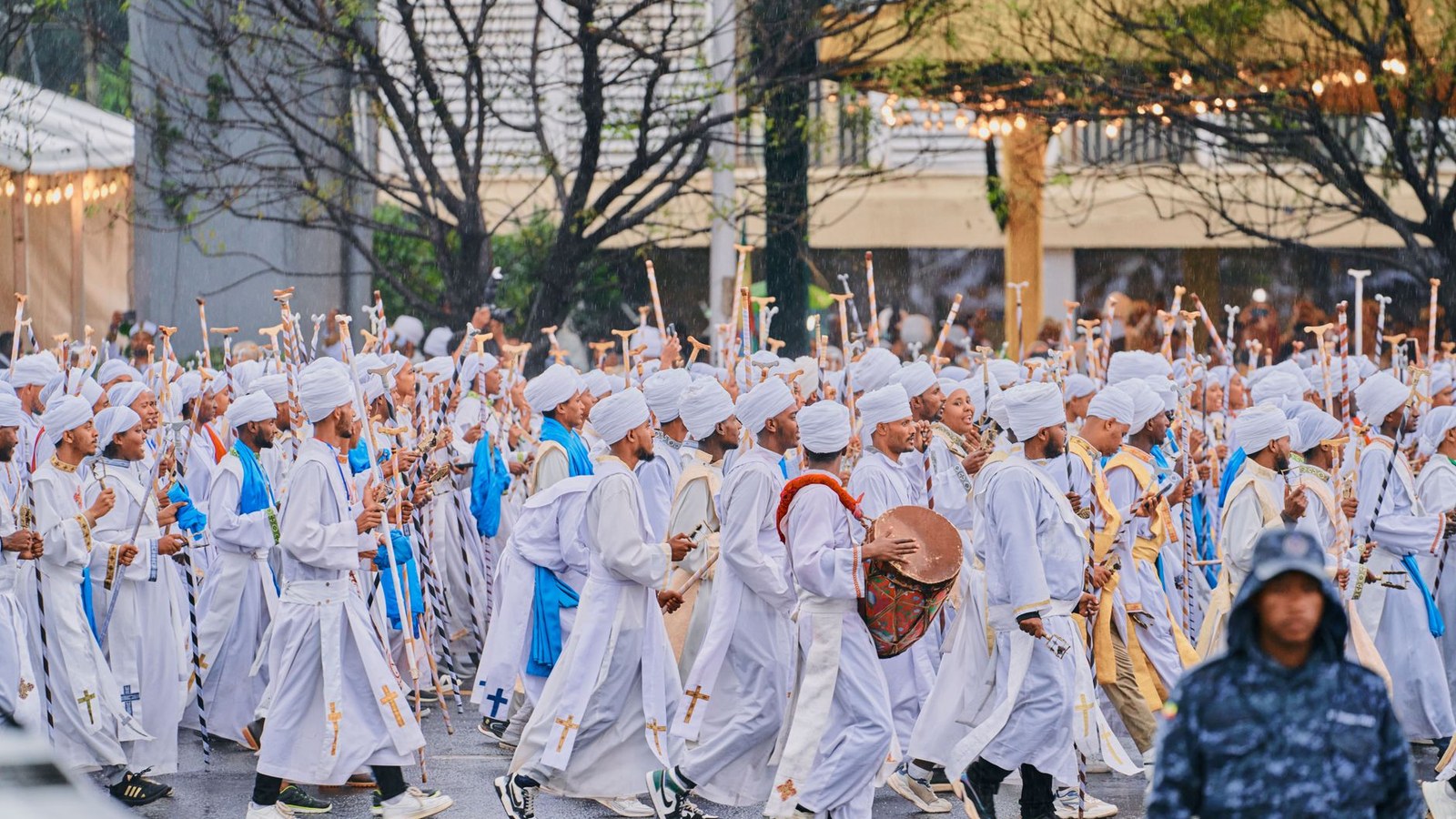 Fiéis carregam a imagem de Santa Teresinha em procissão até a capela, em Douradilho (Barra do Ribeiro)