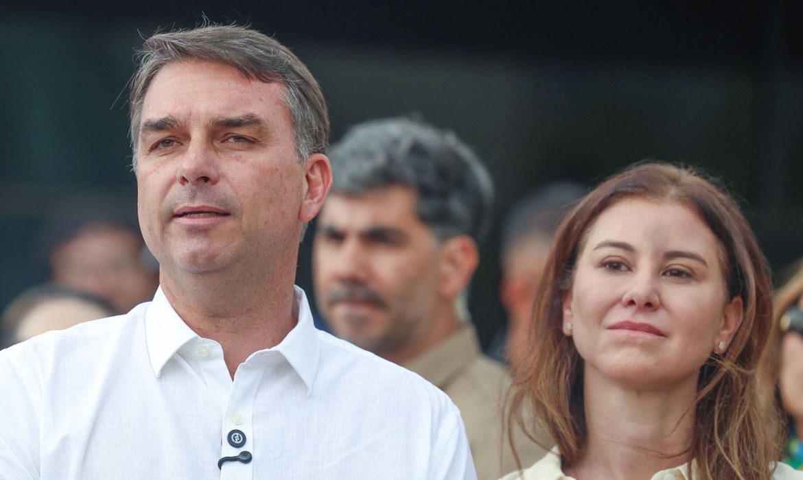 Flávio Bolsonaro viaja aos EUA após descumprir ordem do STF para entregar passaportes