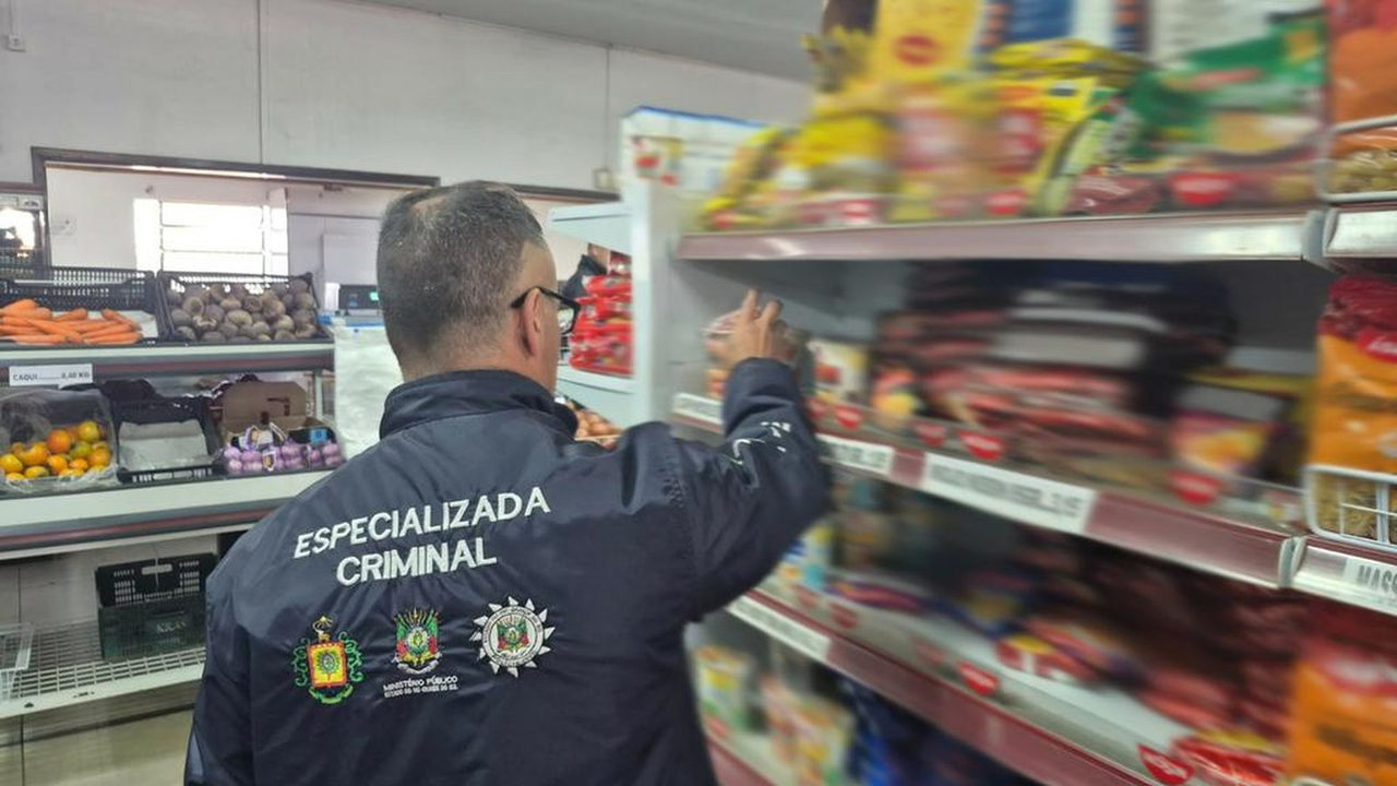 Força-tarefa apreende 630 kg de alimentos impróprios para consumo no RS