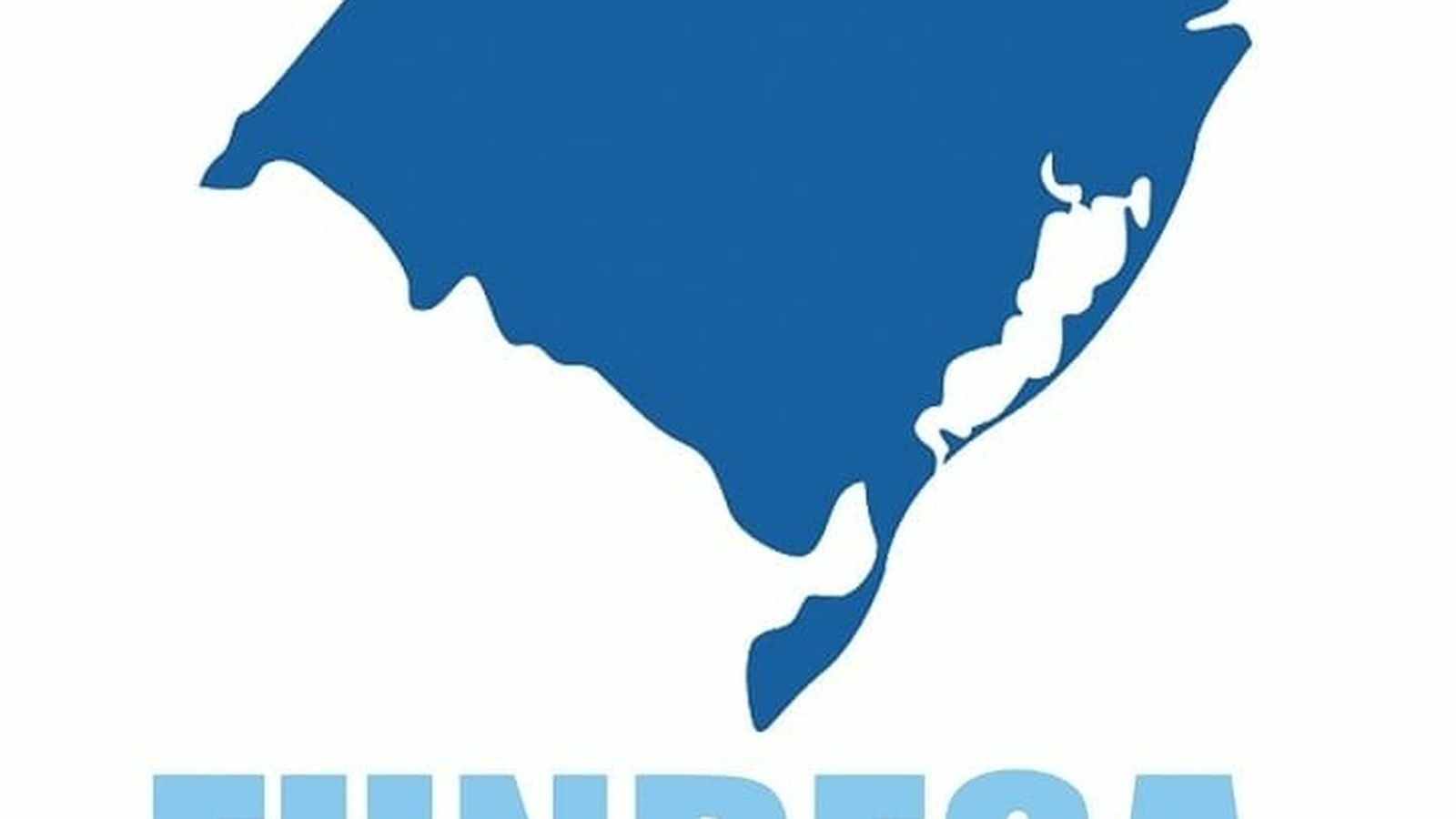 Produtor consulta celular em frente a vacas leiteiras: taxa sanitária vence em 30 de outubro