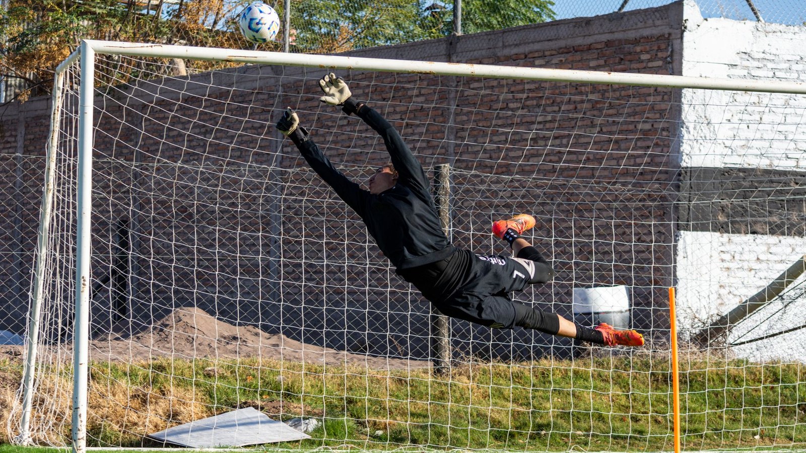Goleiro de futsal realiza defesa em partida da CCDF Seleções, na Costa Doce