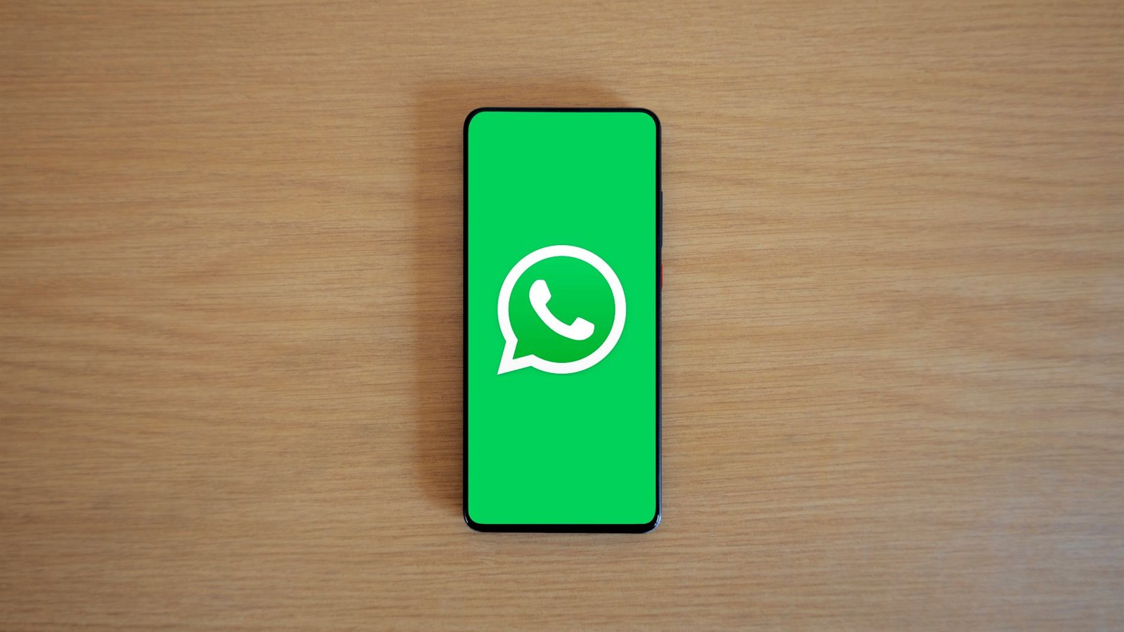 Celular exibe aviso do WhatsApp confirmando consulta agendada pelo SUS