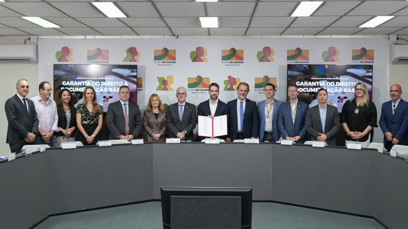 Governo firma acordo para garantir que vítimas das enchentes tenham acesso a documentos gratuitos