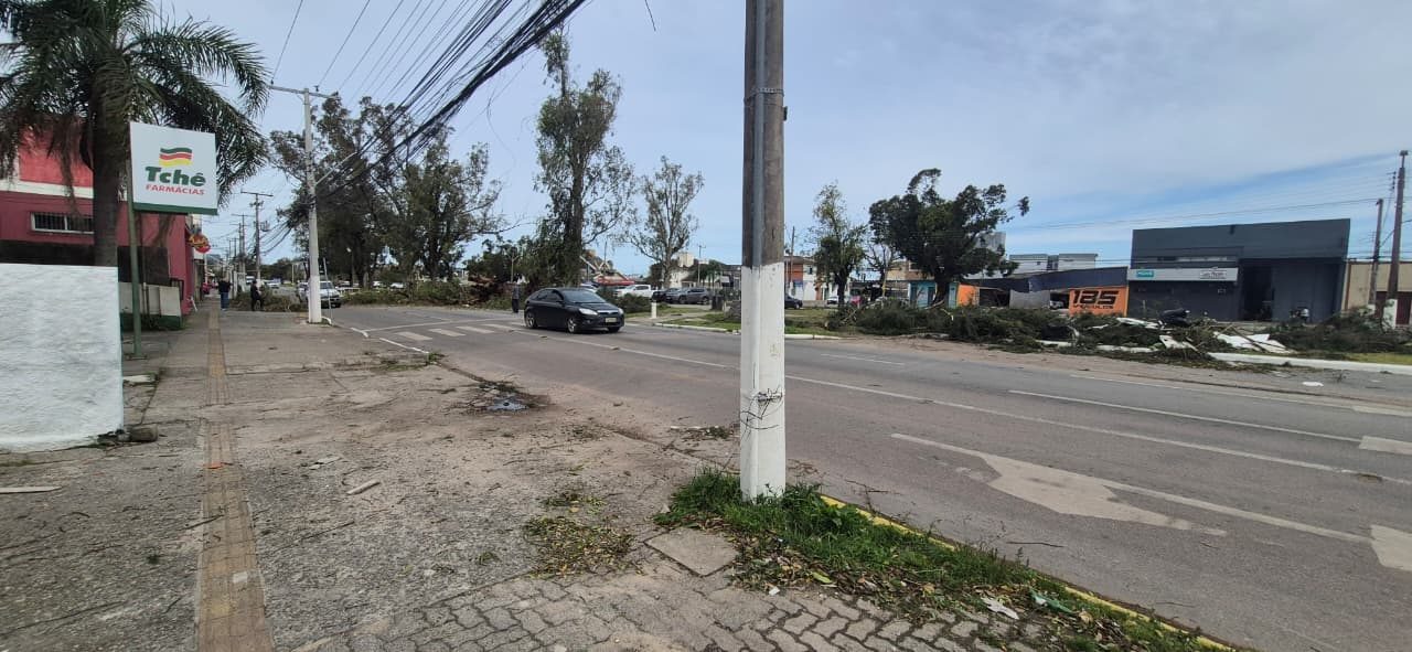 Governador Eduardo Leite durante visita a Pelotas após os temporais desta semana