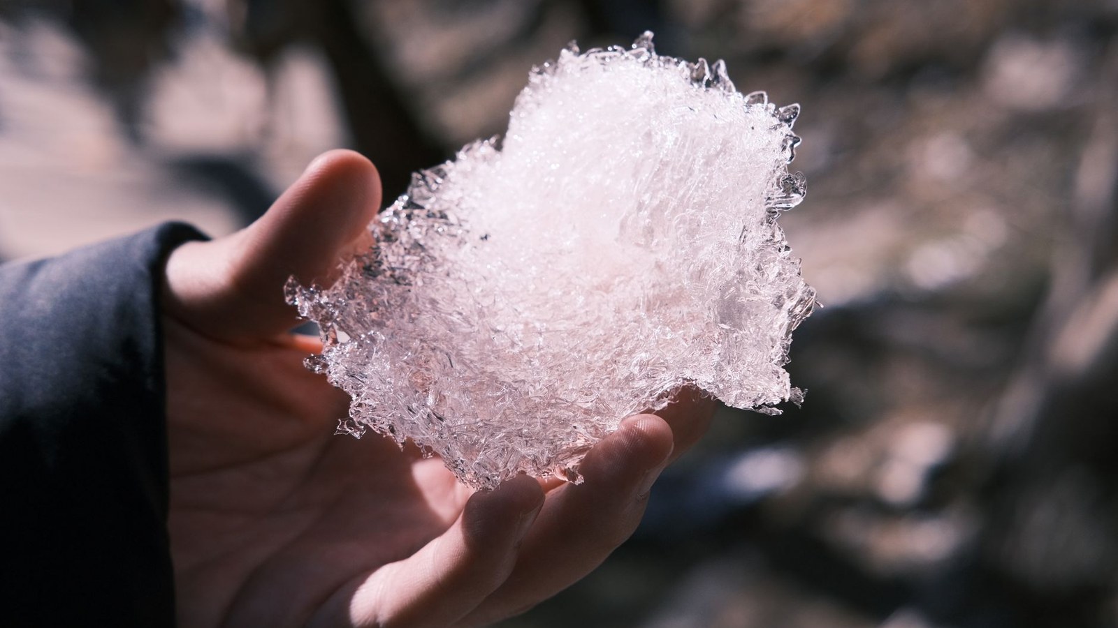 Pedras de granizo de grande tamanho registradas durante temporal em Santiago, no RS