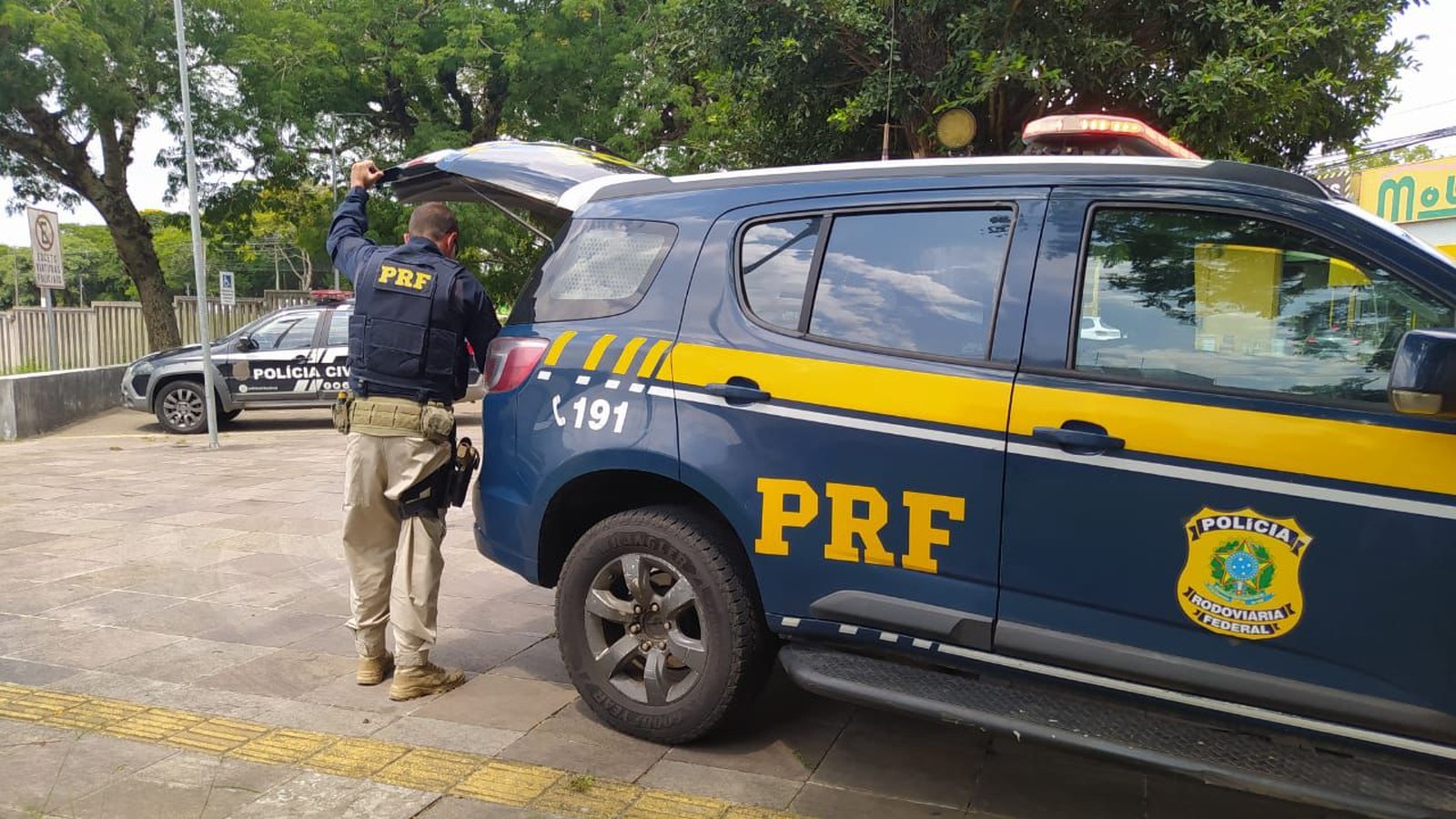 Abordagem policial a veículo em rodovia asfaltada, BR-116, Região Metropolitana de Porto Alegre
