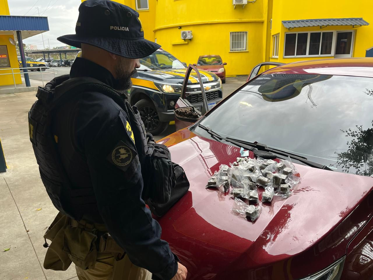 Homem é preso pela PRF após fuga com drogas e atropelamento no centro de Porto Alegre