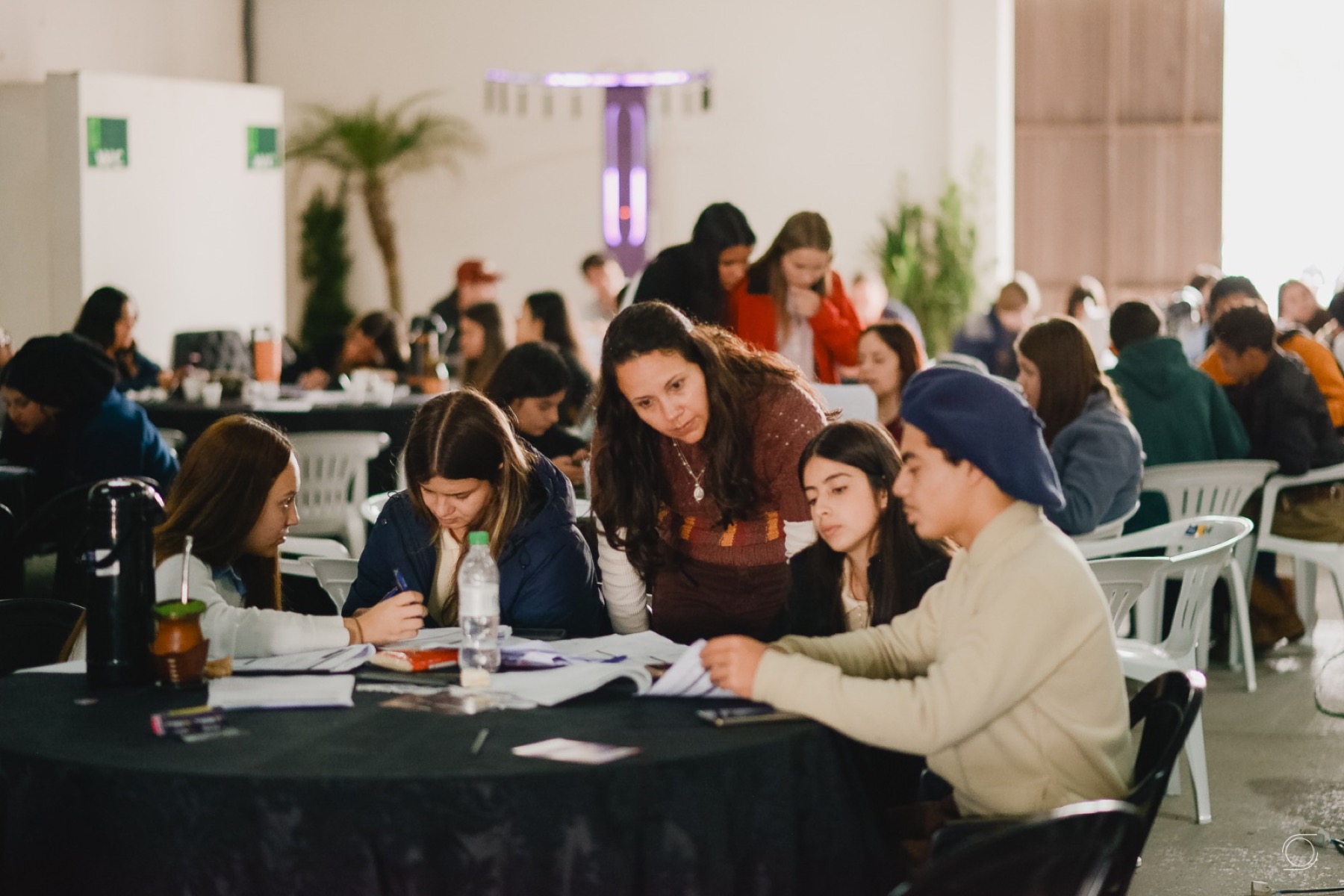 Equipes trabalham nos desafios do ideathon HackatAgro × Sebrae RS na Farm Show de Dom Pedrito, em 16 de outubro.