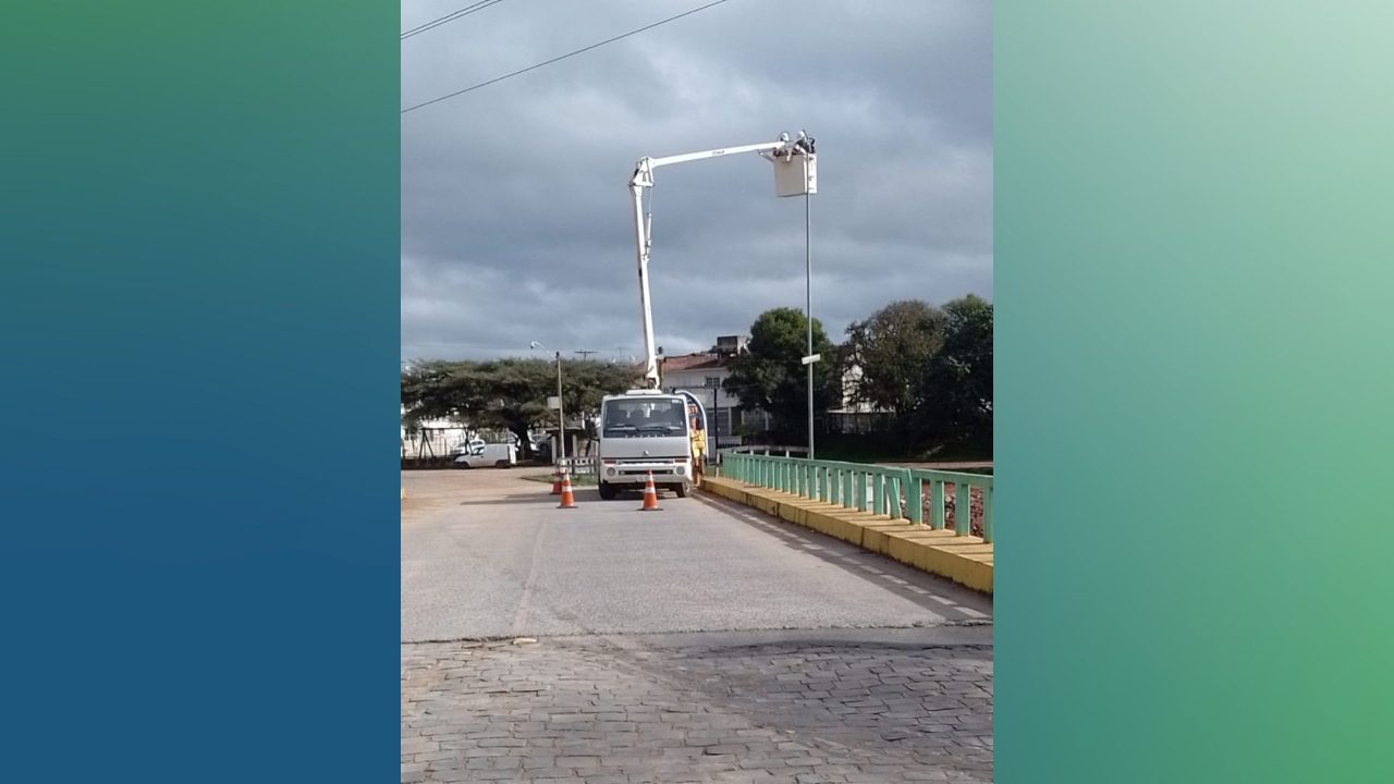 Iluminação pública recebe manutenção na Rua Pinheiro Machado em Camaquã