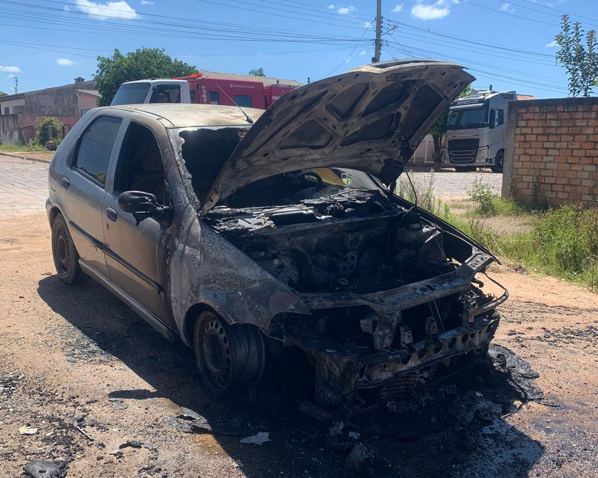 Incêndio atinge Fiat Palio no bairro Olaria e mobiliza bombeiros em Camaquã