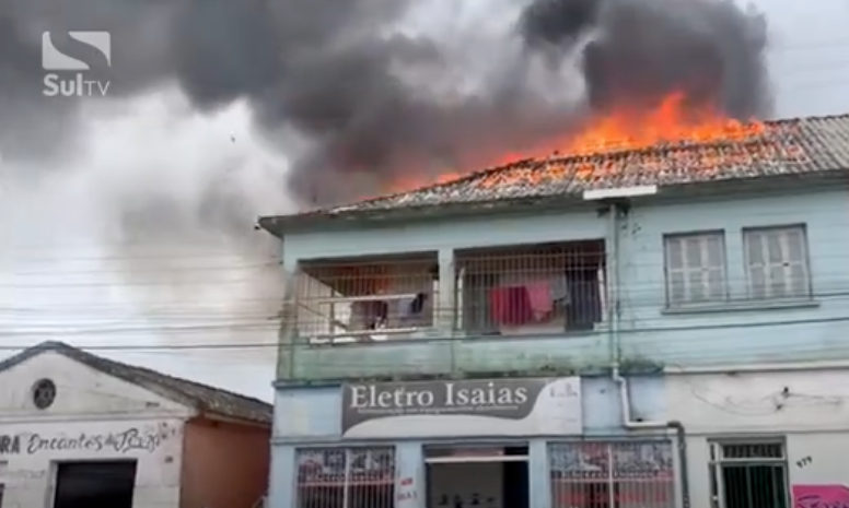 Incêndio de grandes proporções atingiu prédio na área central de Camaquã