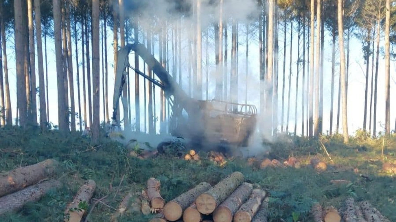 Incêndio destrói máquina agrícola em fazenda de Tapes e mobiliza bombeiros