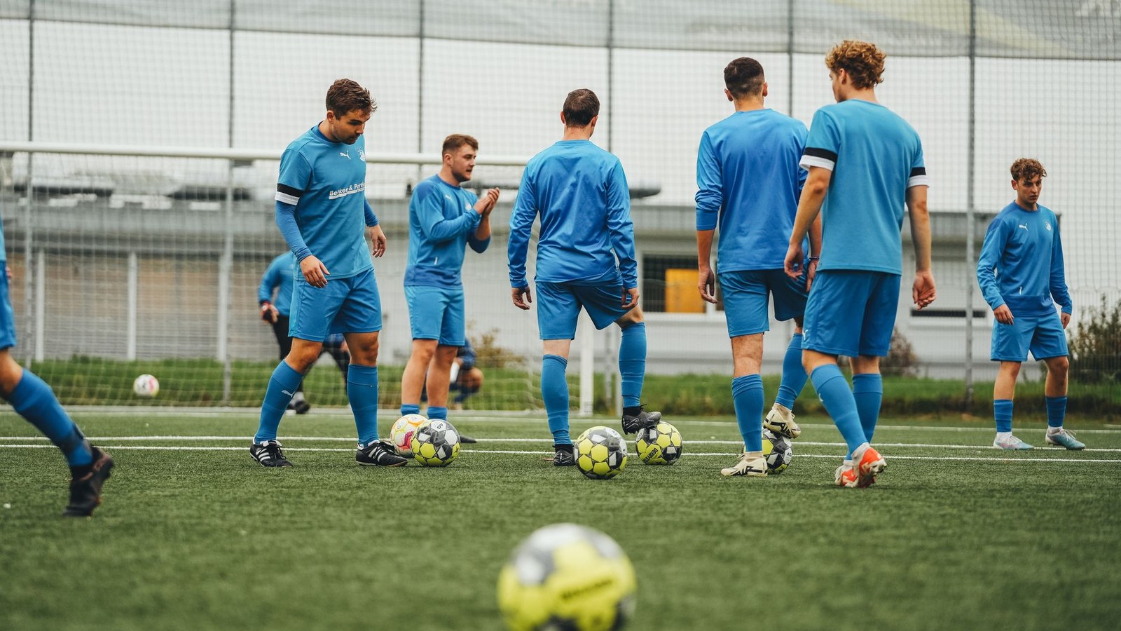 Inter abre treino e testa mudança tática a 10 rodadas do fim