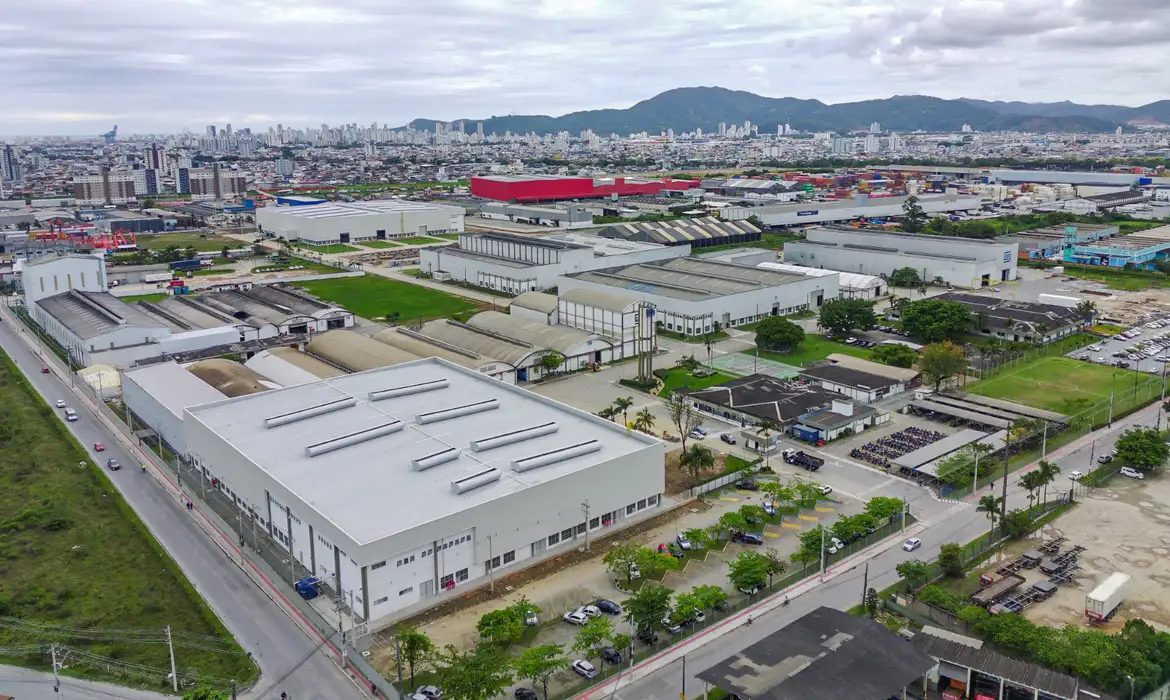 Juros elevados seguem como principal barreira ao crédito industrial, segundo pesquisa da CNI