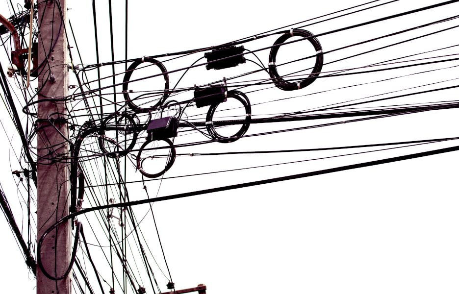 Justiça aciona CEEE Equatorial e Prefeitura de Pelotas por fios soltos e riscos à segurança