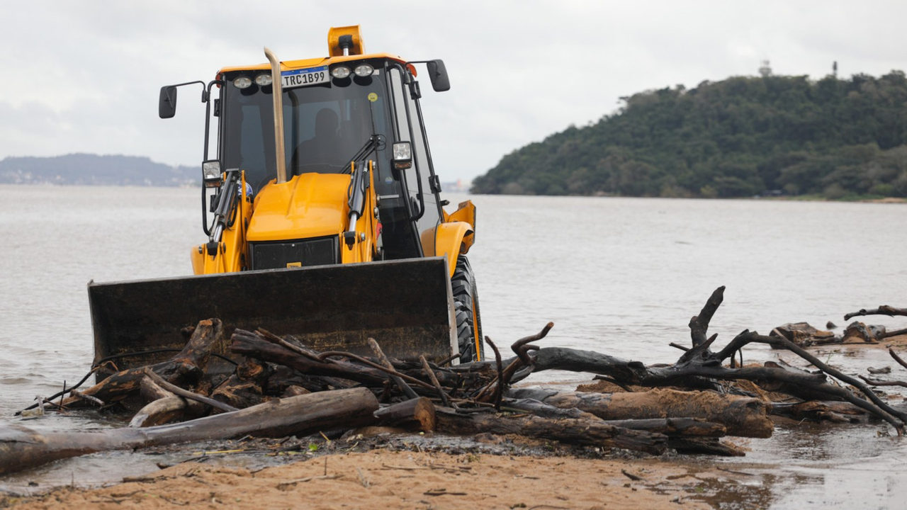 Garis do DMLU recolhem troncos e galhos na orla do Guaíba, em Porto Alegre