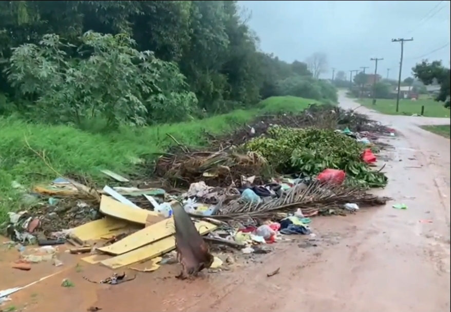Mais um lixão a céu aberto no bairro Getúlio Vargas