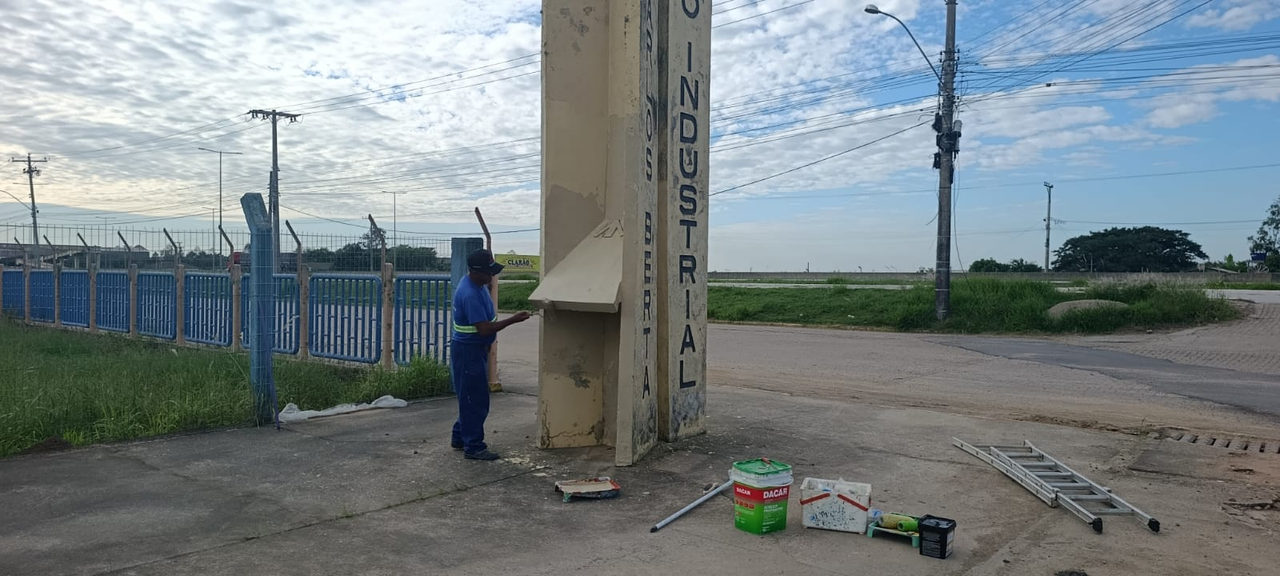 Manutenção do Distrito Industrial: Prefeitura realiza revitalização no pórtico de entrada
