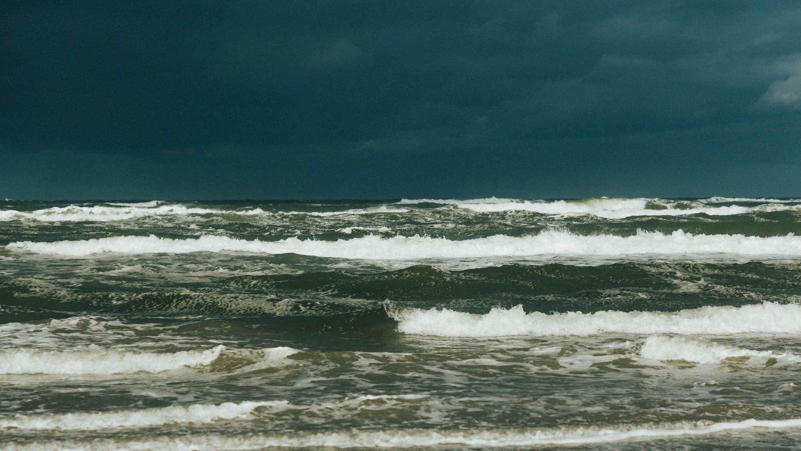 Mar agitado na orla gaúcha; Marinha prevê ondas de até 3 metros nesta segunda e terça-feira.