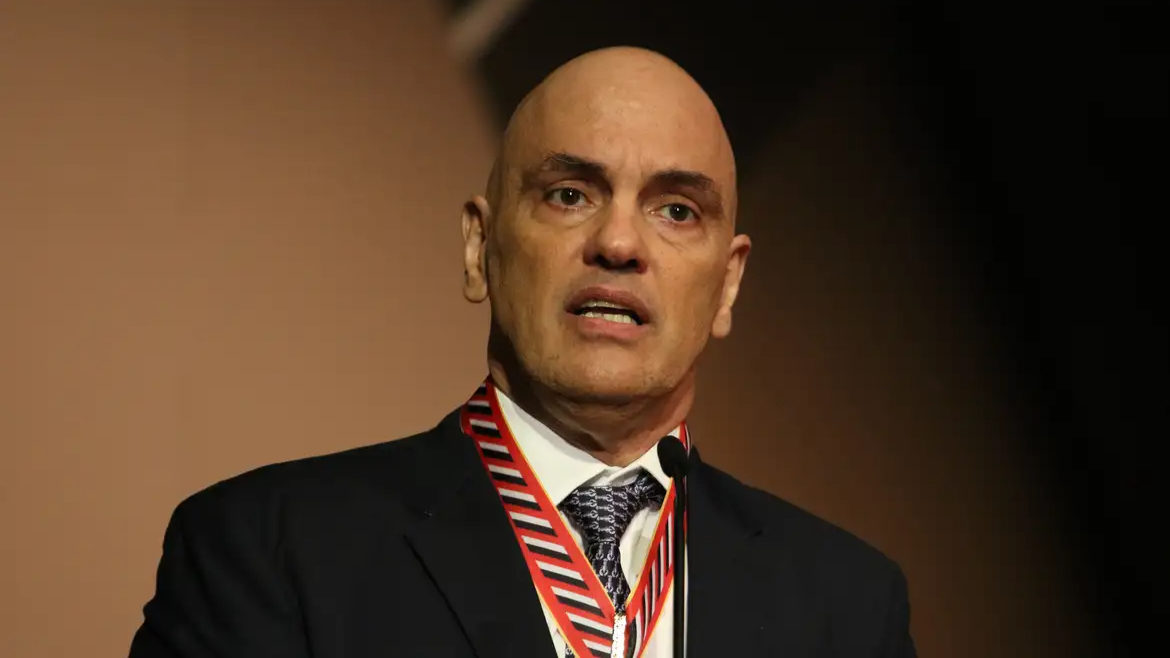 Moraes diz que X pagou multa em conta errada e pede regularização