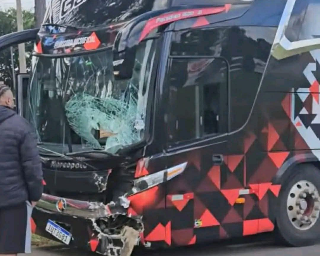 Motociclista morre em colisão com ônibus da banda Nosso Balanço na BR-287