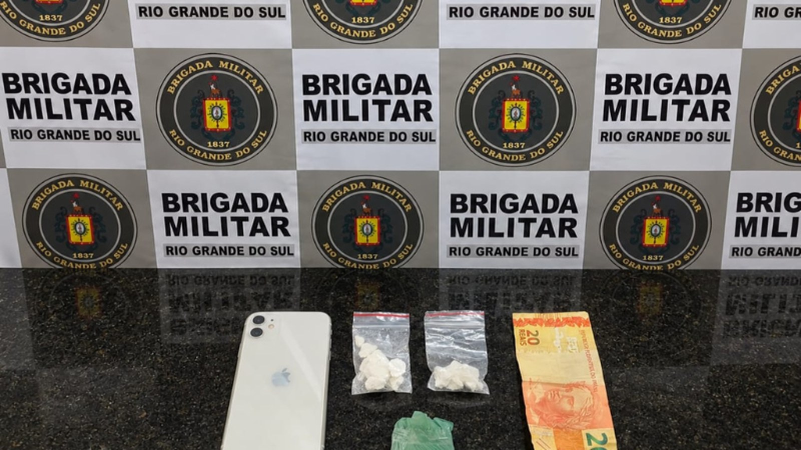 Mulher de 23 anos é presa por tráfico em São Lourenço do Sul