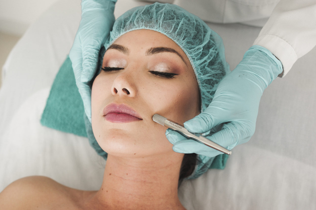 Mulheres: cuidado com a harmonização facial!