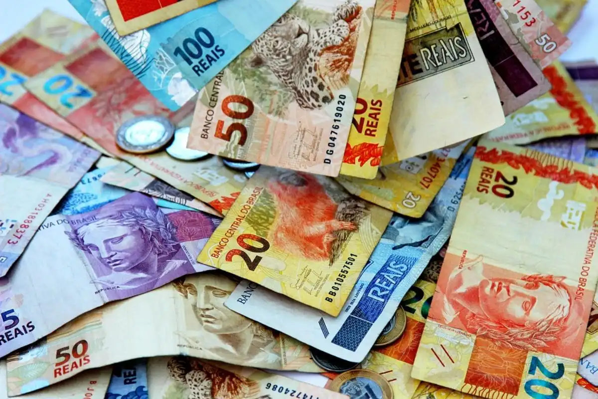 Novo salário mínimo de R$ 1.621 começa a ser pago: veja o que muda