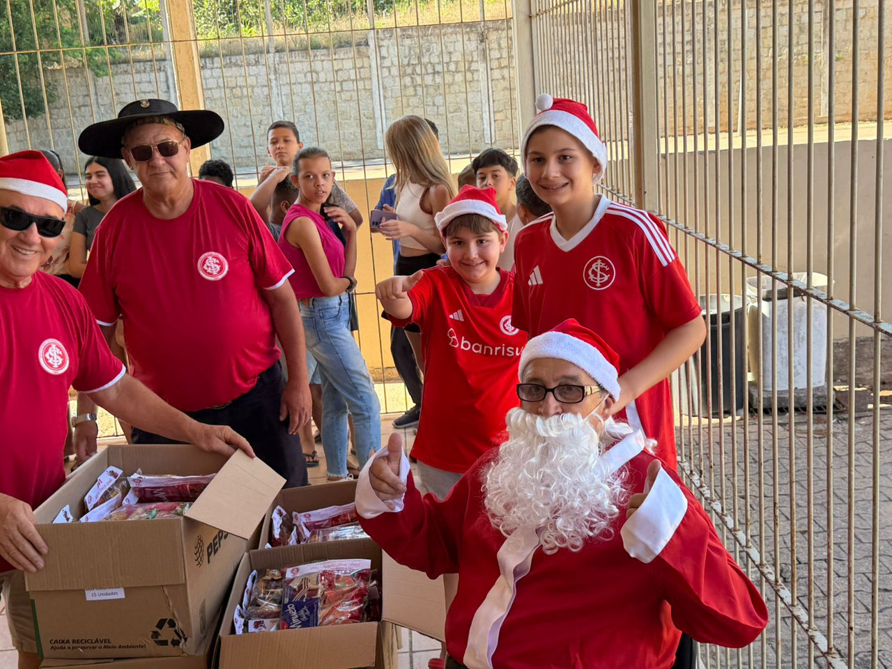 Núcleo dos Colorados de Camaquã realiza ação solidária de Natal em oito bairros