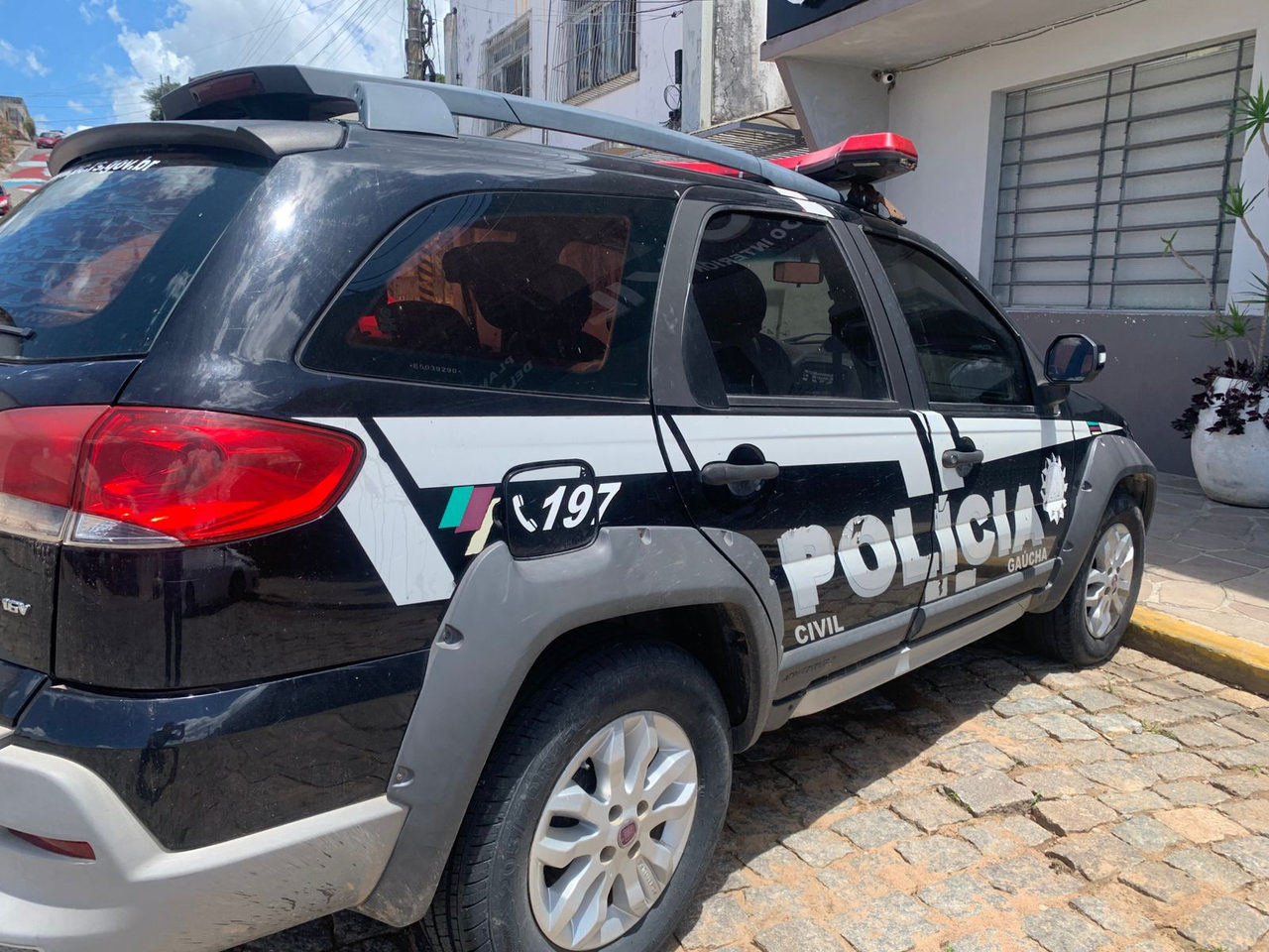 O flagrante inusitado que levou um casal à prisão dentro de uma farmácia em Camaquã