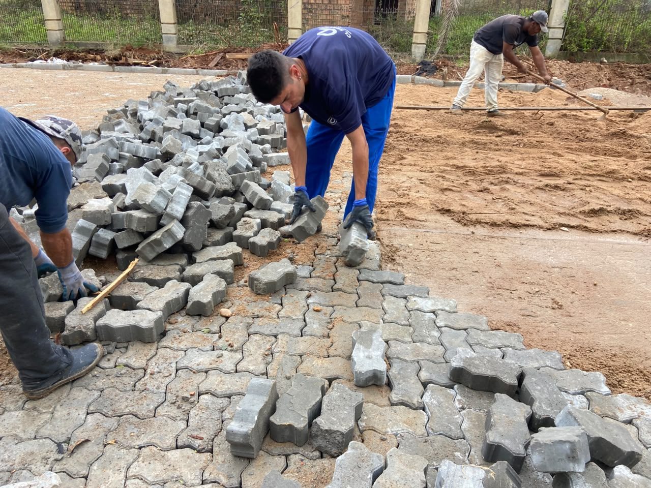 Obra de calçamento avança na Rua Nilda de Souza Azambuja, no bairro Olaria