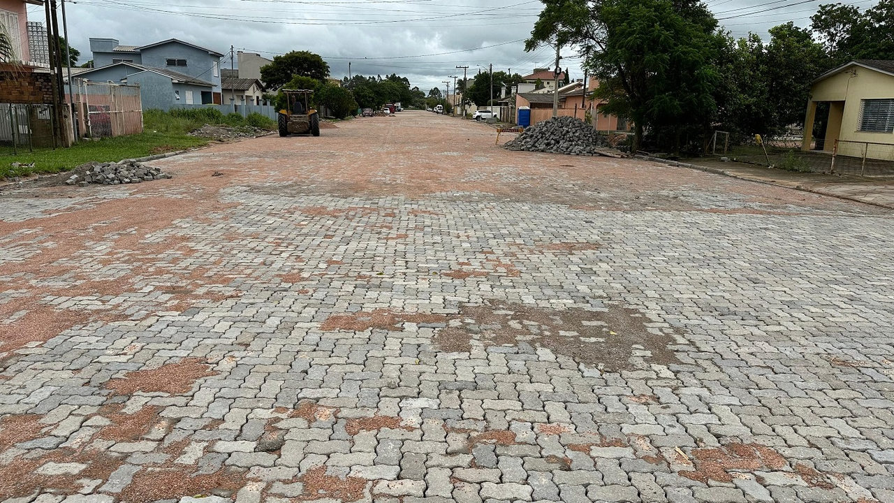 Calçamento na Rua Anthero Salustiano avança nos últimos dias