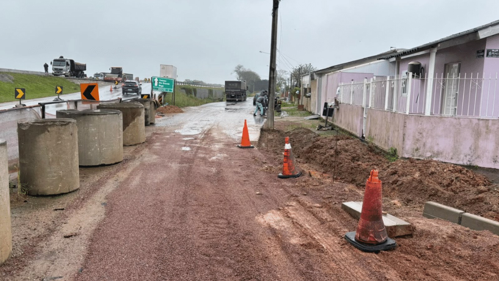 Equipe realiza reparos em calçada e meio-fio no bairro Cohab, em Camaquã