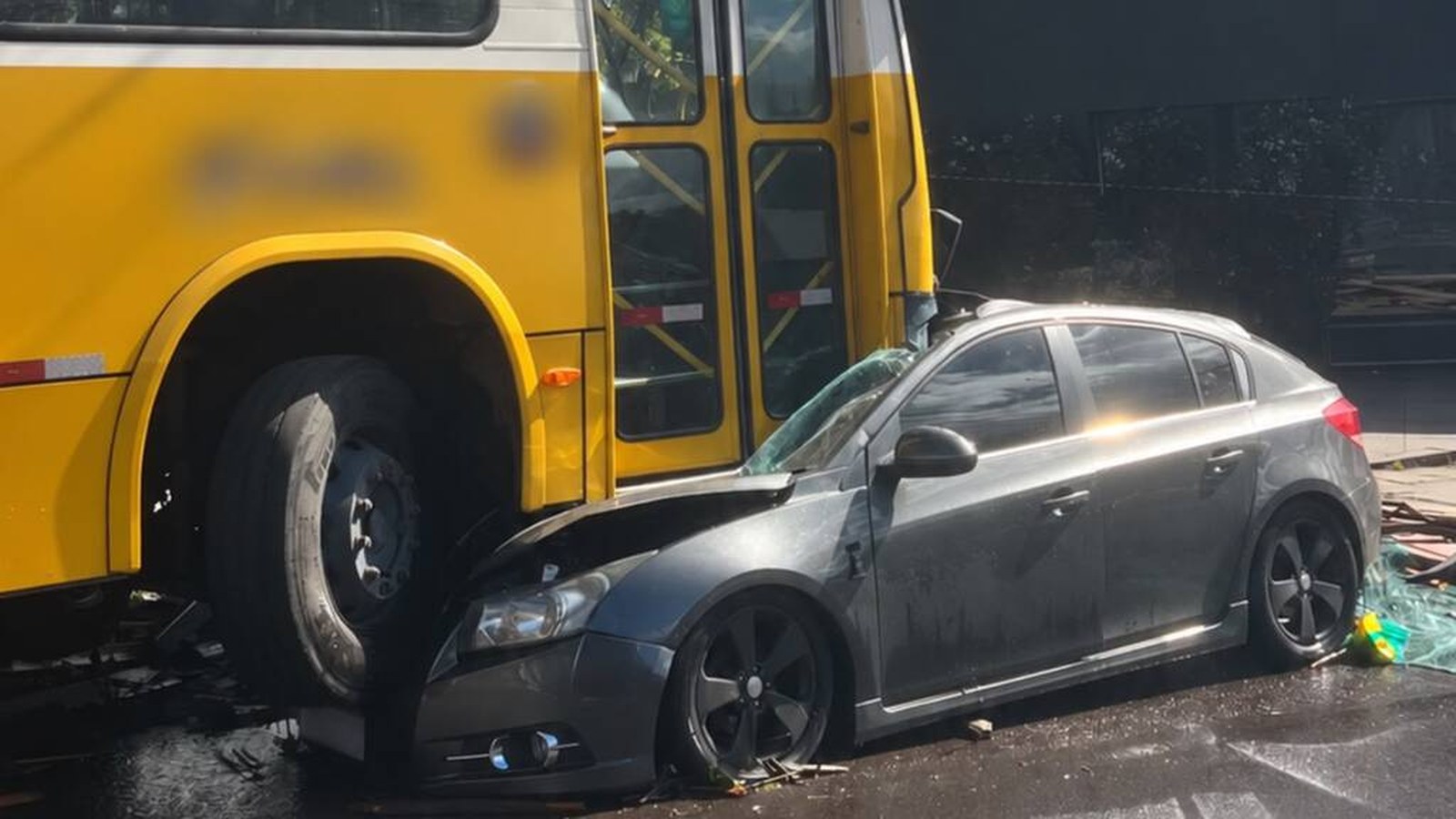 Ônibus atingiu casa de madeira no bairro Maria Goretti, em Bento Gonçalves, na tarde deste domingo (6)