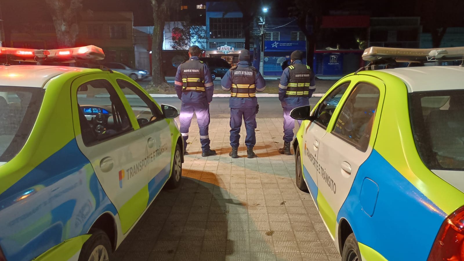 Policial aplica teste de etilômetro em motorista durante fiscalização noturna em Pelotas
